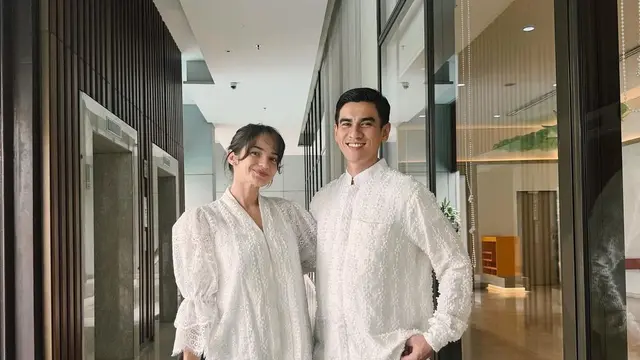 Inspirasi baju lebaran couple dari artis (credit: instagram/enzystoria)
