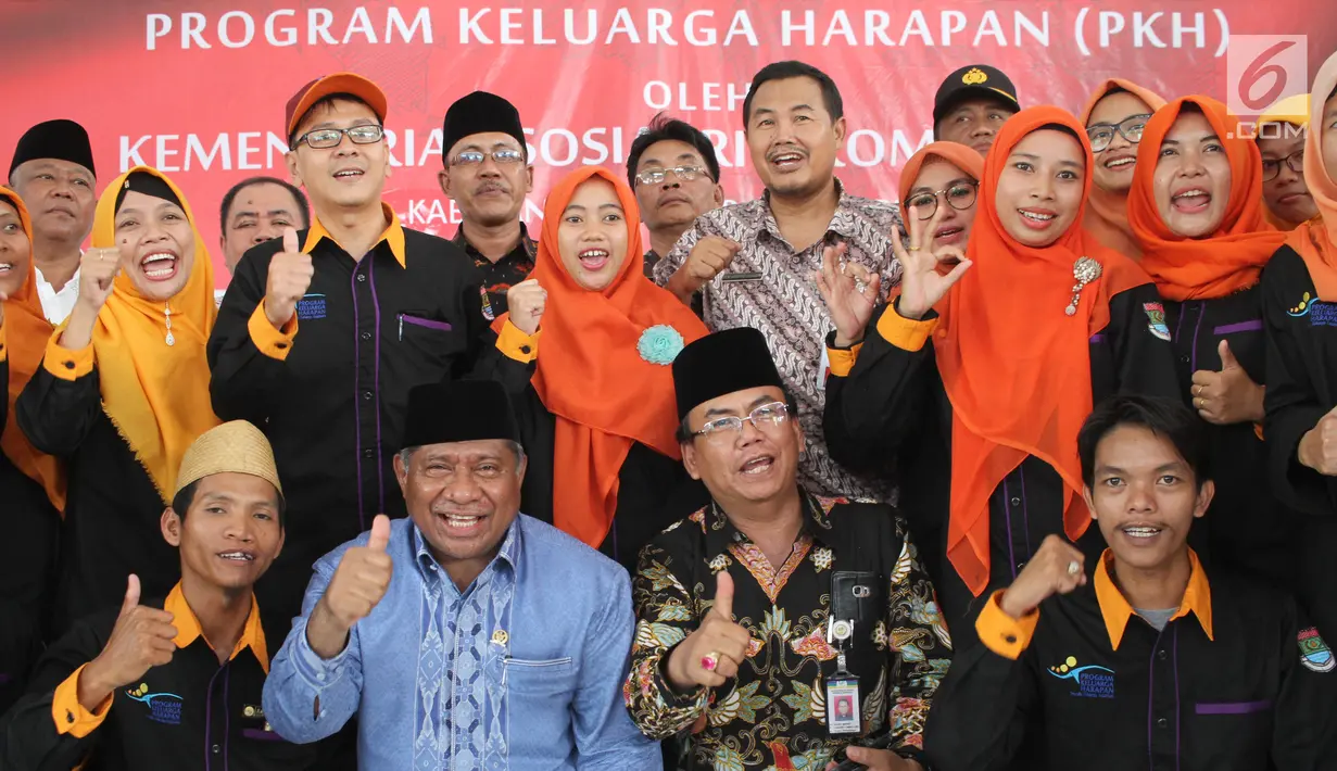 Ketua Komisi VIII DPR, M Ali Taher, Dirjen Perlindungan dan Jaminan Sosial, Harry Hikmat dan jajaran staf Program Keluarga Harapan foto bersama di Desa Cikuya Kabupaten Tanggerang, Jumat (28/9). (Liputan6.com/HO/Agus)