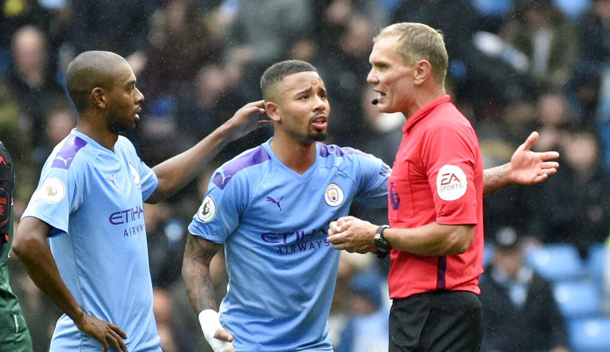 Striker Manchester City, Gabriel Jesus, melakukan protes terhadap wasit saat melawan Aston Villa pada laga Premier League 2019 di Stadion Etihad, Sabtu (26/10). Manchester City menang 3-0 atas Aston Villa. (AP/Rui Vieira)