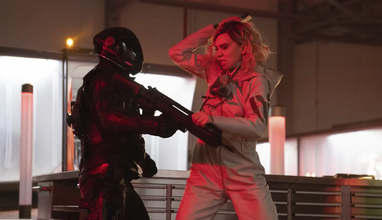 Aktris Vanessa Kirby saat bertarung dalam sebuah adegan film "Fast & Furious Presents: Hobbs & Shaw." Film Hobbs & Shaw masih memperlihatkan nostalgia dan petualangan ala Fast & Furious. (Daniel Smith/Universal Pictures via AP)