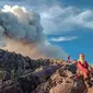 Seorang pendaki berada di puncak Gunung Dukono. (Dok: Instagram @magfirahbudiawati)