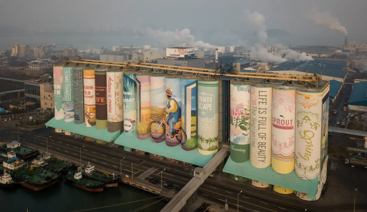 Sebuah mural luar ruangan raksasa yang ditampilkan pada silo gandum di kota pelabuhan Incheon, Seoul, Korea Selatan, Rabu (19/12). Museum Guinness World Records menobatkan karya tersebut sebagai mural luar ruangan terbesar di dunia. (Ed JONES/AFP)