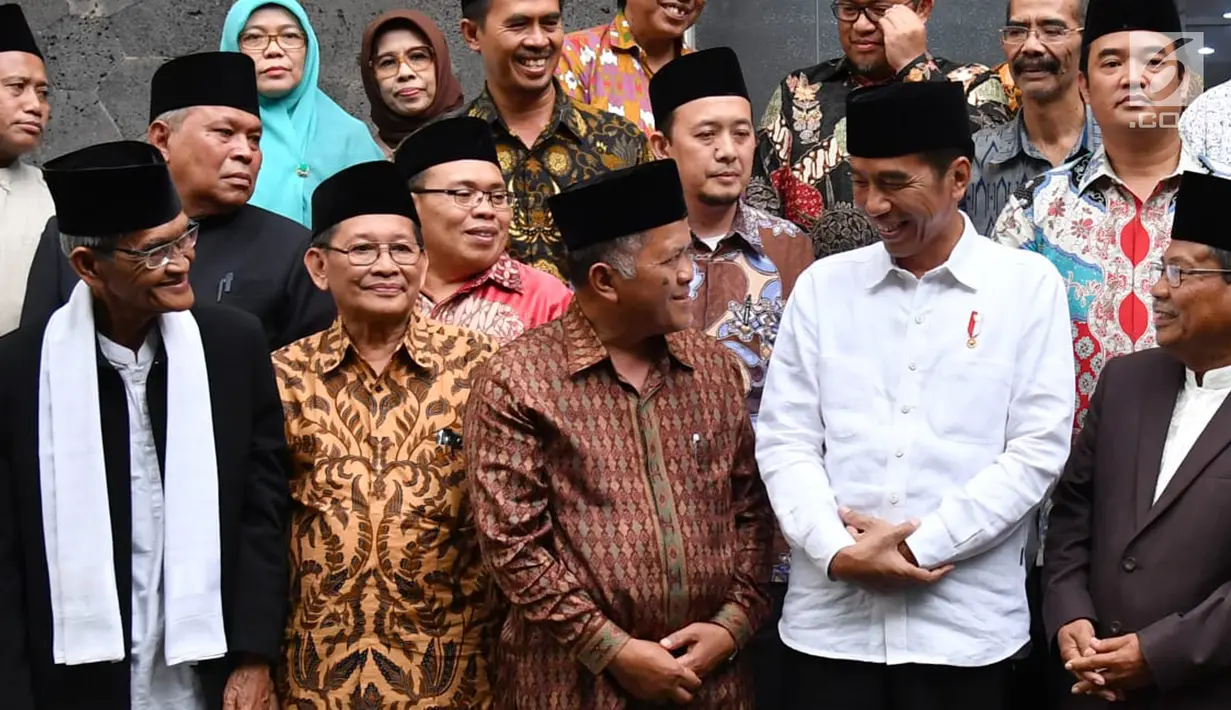 Presiden Jokowi foto bersama sejumlah ulama di Kantor MUI Jawa Barat, Selasa (17/4). Jokowi didampingi Kepala Staf Kepresidenan Moeldoko, Gubernur Jabar Ahmad Heryawan, dan Koordinator Staf Khusus Presiden Teten Masduki. (Liputan6/Pool/Biro Pers Setpres)