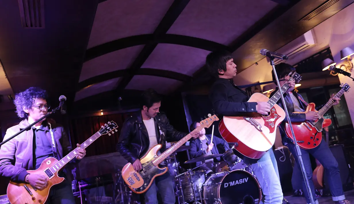 "Alhamdulillah kita nggak pernah ganti personel. Sudah mau 14 tahun bersama, karena visi kita main untuk banyak orang," ujar Rian, di Pisa Kafe Menteng, Jakarta Pusat, Kamis (13/10/2016). (Galih W. Satria/Bintang.com)