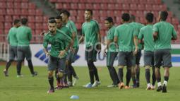 Para pemain Timnas Indonesia melakukan pemanasan pada  sesi uji coba lapangan di Stadion Rajamangala, Thailand, (16/12/2016). (Bola.com/Vitalis Yogi Trisna)