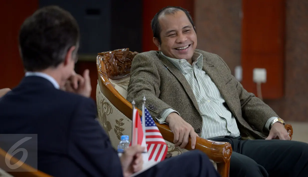 Menteri Desa, PDTT Marwan Jafar berbincang dengan Dubes AS untuk Indonesia Robert O. Blake (kiri) di Jakarta, (3/3/2016). Kerjasama untuk pengembangan kawasan pedesaan, serta pelatihan aplikasi internet bagi tenaga pendamping desa. (Wahyu Wening)