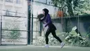 Melengkapi tampilannya, Aurel memilih mengenakan kerudung hitam model instan dipadukan mini skirt di atas celana legging hitamnya. [@aurelie.hermansyah]