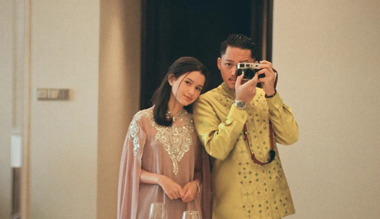 Kaftan selalu jadi pilihan sempurna untuk tampil memukau di hari Lebaran. [Foto: Instagram/ Sarah Menzel]