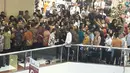 Presiden Joko Widodo dikerumuni pengunjung pusat perbelanjaan Pondok Indah Mall, Jakarta Selatan, Minggu (20/11). Kehadiran Jokowi yang dikawal sejumlah petugas Paspampres ini mengundang perhatian pengunjung mal. (Dok. Paspampres)
