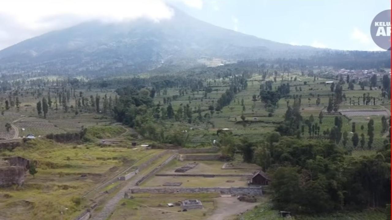 Melihat Koleksi Benda Purbakala yang Ditemukan di Situs Liyangan, Mulai dari Arca Pra Hindu Buddha hingga Beras Era Mataram