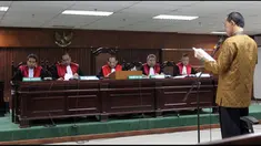  Jaksa Penuntut Umum pada KPK mendakwa mantan Menteri Agama Suryadharma Ali (SDA) melakukan penyelewengan terkait penyewaan perumahan jemaah haji lndonesia di Arab Saudi tahun 2010. Dalam dakwaannya, jaksa menyebut SDA memperoleh sebuah potongan kain...