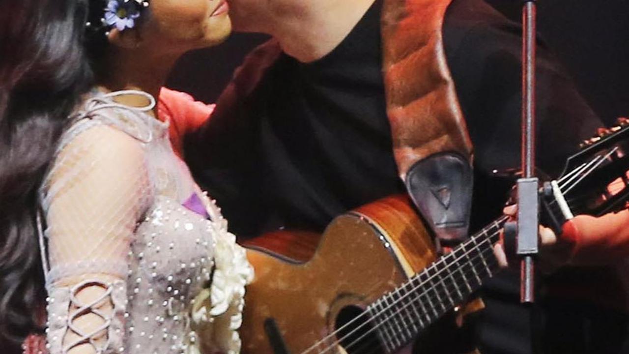 Lautan cahaya lampu kamera dari gawai ribuan penonton menambah suasana romantis di dalam venue panggung Gegap Gempita di Hall D2 JIEXPO Kemayoran.