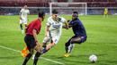 Pemain Persib Bandung, Nick Kuipers (kiri), berebut bola dengan pemain Arema FC, Charles Lokolingoy, dalam pertandingan pekan kedua BRI Liga 1 2023/2024 yang berlangsung di Stadion Kapten I Wayan Dipta, Bali, Jumat (7/7/2023). (Bola.com/Alit Binawan)