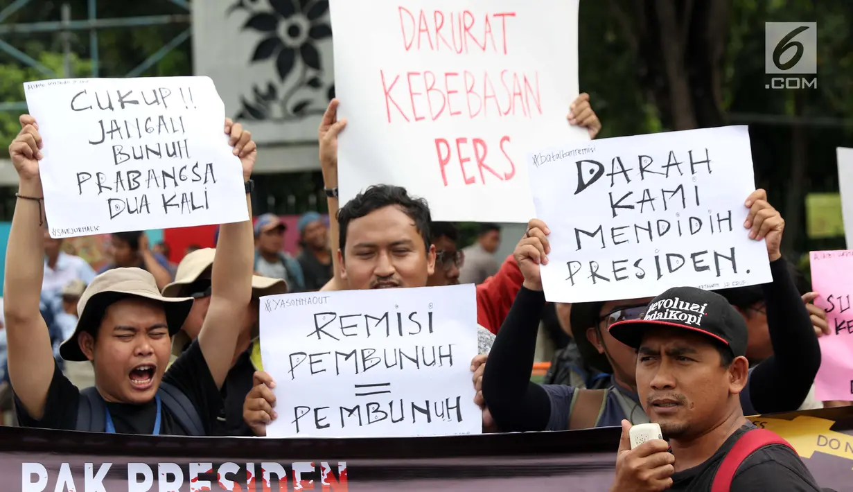 Sejumlah jurnalis dari berbagai organisasi dan media berunjuk rasa di Taman Pandang depan Istana Negara, Jakarta, Jumat (25/1). Mereka meminta Presiden Jokowi mencabut remisi yang diberikan kepada I Nyoman Susrama. (Liputan6.com/Helmi Fithriansyah)