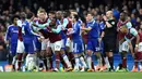 Keributan antara pemain Chelsea dan West Ham United dalam lanjutan Liga Inggris di Stadion Stamford Bridge, London, Sabtu (19/3/2016). (Reuters/Hannah Mckay)