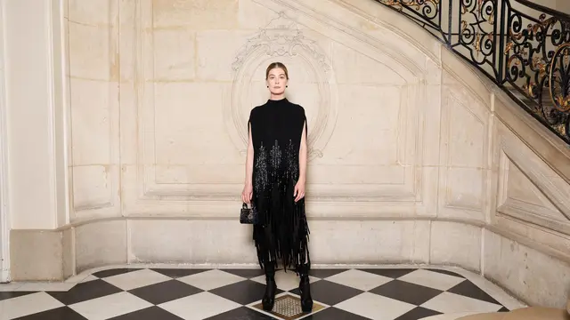 Parade Busana Dark Chic dari Jisoo BLACKPINK, Jennifer Lopez, hingga Yuna Kim di Show Dior Haute Couture