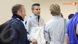 Pemain timnas Belanda Robbie van Persie saat berada di ruang tunggu bandara Halim PK pada Rabu 5 Juni 2013 (Liputan6.com/ Helmi Fithriansyah)