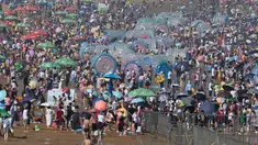 Wisatawan memadati pantai untuk mendinginkan diri di Qingdao, China timur, pada 3 Agustus 2019. Banyak warga di Negeri Tirai Bambu memanfaatkan musim panas dengan mengunjungi pantai untuk mengisi liburan. (Photo by FRED DUFOUR / AFP)