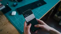 Matikan notifikasi yang tidak penting dari aplikasi media sosial, belanja, atau game. Sisakan hanya yang benar-benar relevan dengan pekerjaan. (Foto: Jonas Leupe/Unsplash)