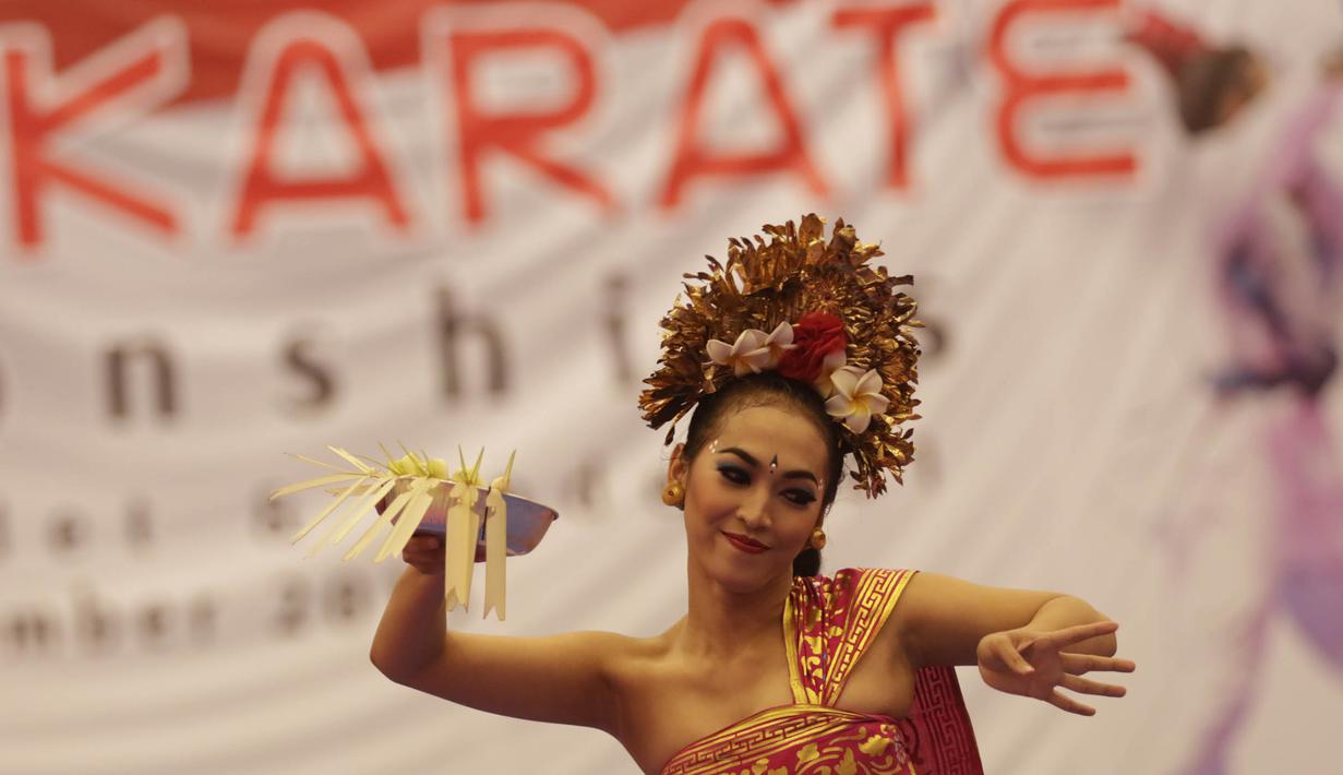 Penampilan seorang penari dalam Pembukaan Kejuaraan Dunia Karate Junior, Cadet dan U-21 di Indonesia Convetion Exhibition (ICE), Bumi Serpong Damai, Tangerang, Kamis (12/11/2015). (Bola.com/Vitalis Yogi Trisna)