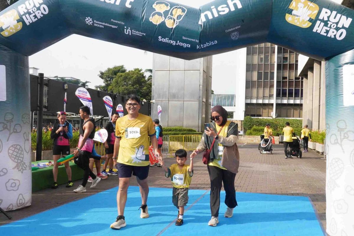 FOTO: Run To Hero Meriahkan CFD Jakarta, Ajak Ayah Lebih Terlibat dalam Pengasuhan