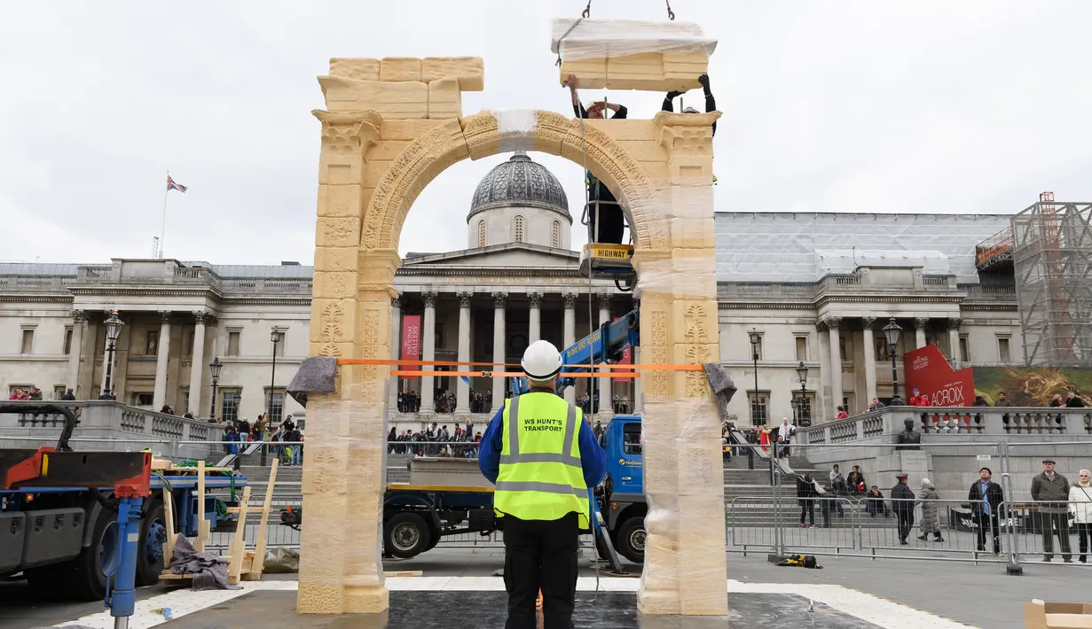 Lengkungan Palmyra berukuran seperti aslinya saat diletakkan di Trafalgar Square, London, sehari sebelum diresmikan, Senin (18/4). Para ahli arkeologi dari Institute of Digital Archaeology menyiapkan model 3D dari pintu masuk lengkungan. (Leon Neal/AFP)