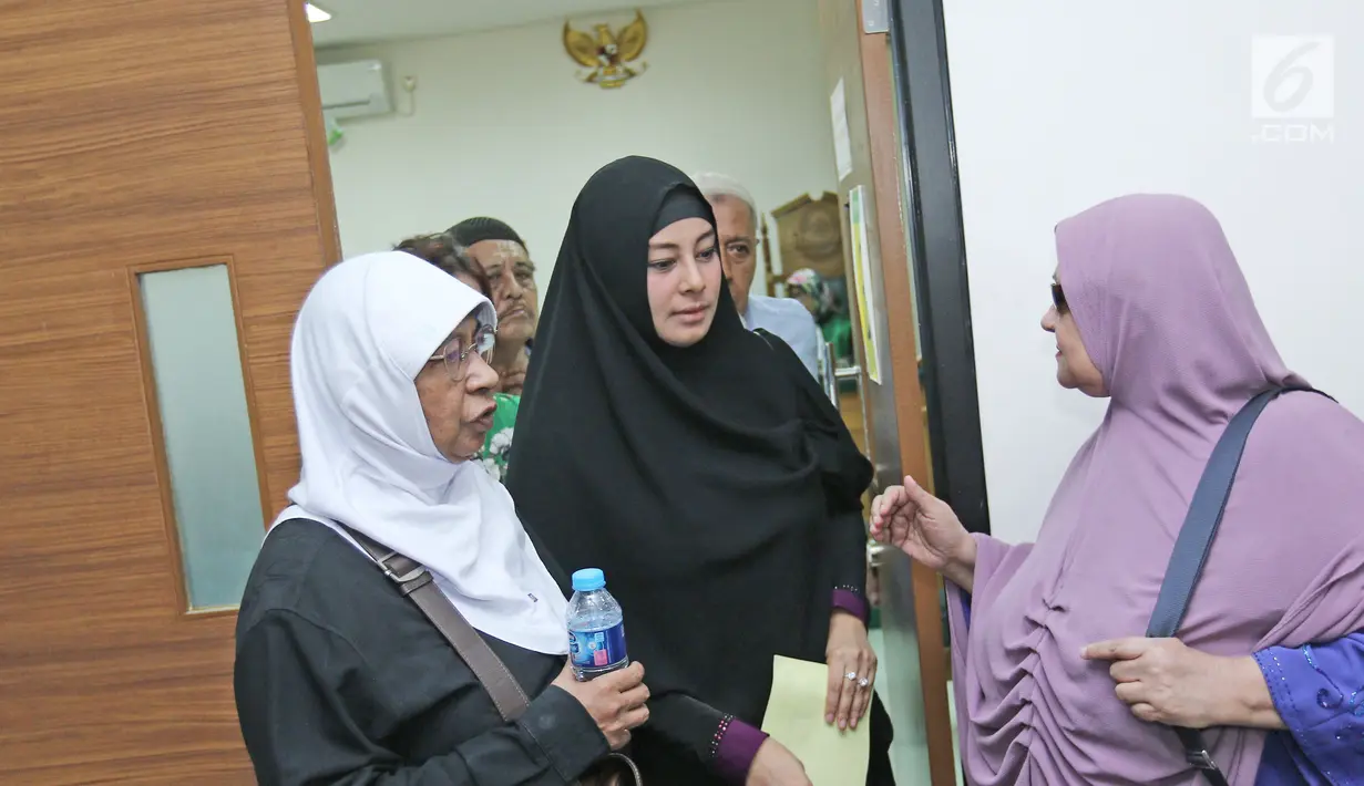 Putri Aisah Aminah keluar ruangan usai menjalani sidang perceraian di Pengadilan Agama Jakarta Timur, Rabu (15/11). Dengan putusan tersebut, Ustaz Ahmad Alhabsyi dan Putri Aisah Aminah pun sudah resmi bercerai. (Liputan6.com/Herman Zakharia)