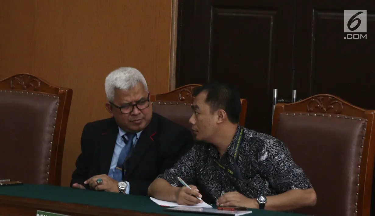 Kuasa hukum KPK saat mengikuti sidang praperadilan Gubernur Aceh nonaktif Irwandi Yusuf di PN Jakarta Selatan, Rabu (24/10). Hakim tunggal Riyadi Sunindyo menolak permohonan praperadilan Irwandi Yusuf. (Liputan6.com/Herman Zakharia)