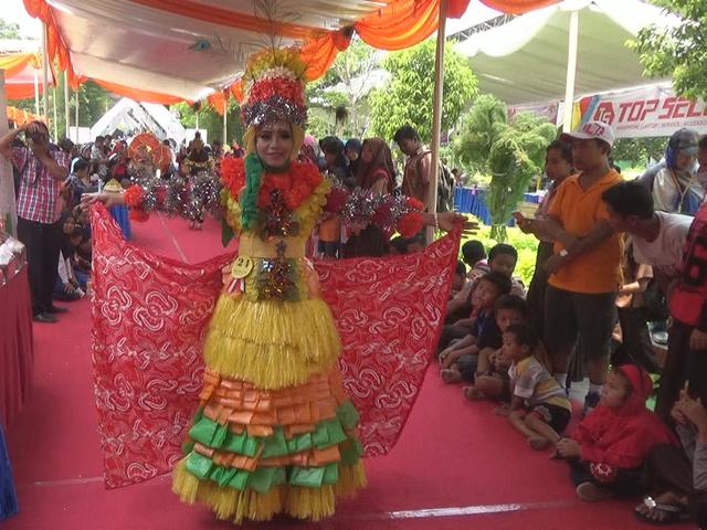 Gila Fashion Show Ini Tampilkan Busana Hasil Daur Ulang