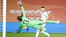 Pemain Skotlandia Kevin Nisbet mencetak gol ke gawang Belanda pada pertandingan persahabatan di Stadion Algarve, luar Faro, Portugal, Rabu (2/6/2021). Pertandingan berakhir imbang 2-2. (AP Photo/Miguel Morenatti)
