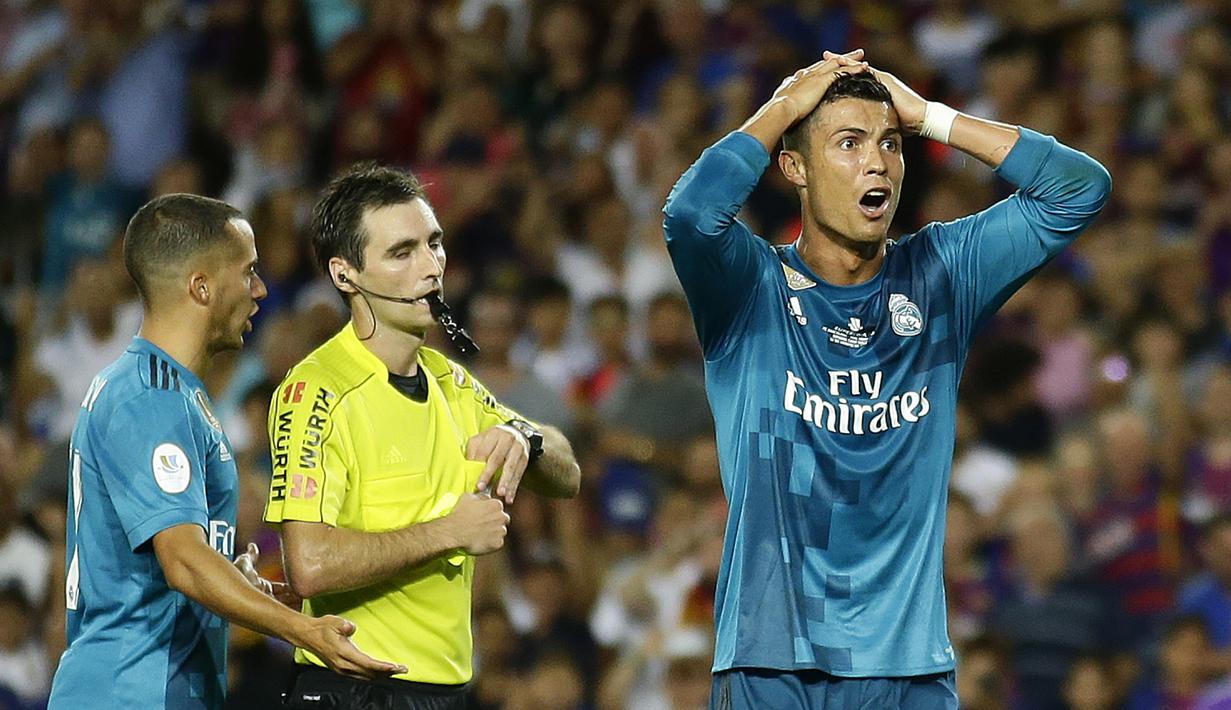 Ekspresi Cristiano Ronaldo (kanan) usai menerima kartu merah saat melawan Barcelona pada laga Supercup Spanyol di Camp Nou stadium, Barcelona, (13/8/2017). Real Madrid menang 3-1. (AP/Manu Fernandez)