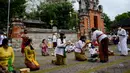 Umat Hindu berdoa untuk merayakan Hari Raya Galungan di Pura Jagat Natha di Denpasar, di pulau Bali (16/9/2020). Galungan dirayakan umat Hindu di Bali sebagai hari kemenangan Dharma (Kebaikan) melawan Adharma (Keburukan). (AFP Photo/Sonny Tumbelaka)