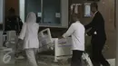 Julia Perez alias Jupe terbaring ditempat tidur rumah sakit usai menjalani cuci darah di RSCM, Jakarta (21/4). Saat dibawa alat-alat bantu pernapasan juga terlihat masih terpasang di tubuhnya. (Liputan6.com/Herman Zakharia)