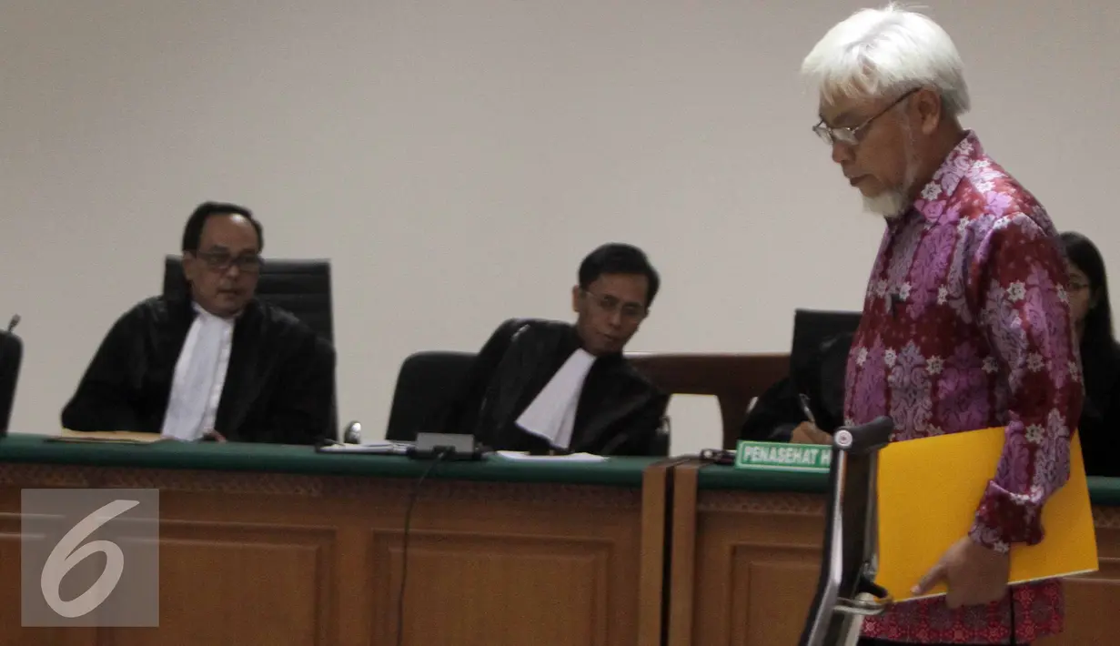 Suroso Atmo Martoyo saat menghadiri sidang pembacaan dakwaan, di Pengadilan Tipikor, Jakarta, Kamis (18/6/2015). Suroso terlibat kasus suap dalam pembelian tetra ethyl lead (TEL) dari perusahaan asal Inggris, Innospec. (Liputan6.com/Helmi Afandi)