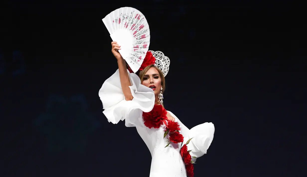 Miss Spanyol, Angela Ponce menampilkan kostum nasionalnya selama National Costume Show Miss Universe 2018 di Chonburi, Thailand, Senin (10/12). Angela Ponce, transgender perdana perwakilan Spanyol untuk Miss Universe 2018. (Lillian SUWANRUMPHA/AFP)