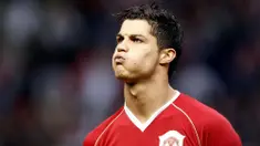 Cristiano Ronaldo - CR 7 menjadi pemain teranyar yang kembali ke pelukan klub lamanya. Sang megabintang ini akhirnya memilih kembali berseragam MU setelah sempat berhembus kabar ia akan memperkuat Manchester City. (Foto: Andrew Yates)