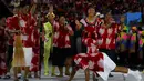 Rombongan atlet dari Samoa Amerika menarik saat parade upacara pembukaan Olimpiade 2016 di Stadion Maracana, Rio de Janeiro, Brasil (5/8).( REUTERS / Kai Pfaffenbach)