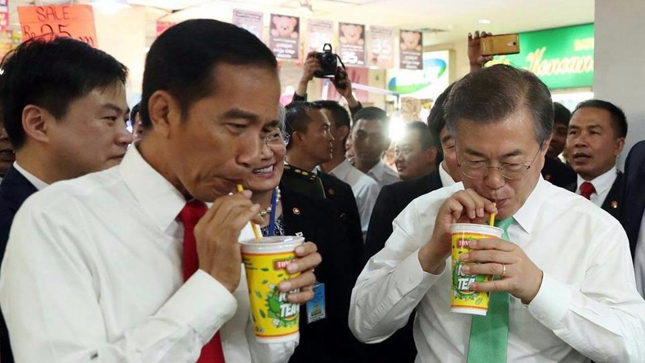 Presiden Jokowi dan Presiden Korea Selatan Moon Jae-in minum teh