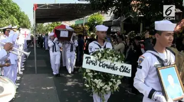 Jenazah Peltu Teknik Penerbang TNI Angkatan Laut Anumerta Budi Santoso, tiba di rumah duka. Jenazah disambut tangis histeris sang istri, Sulik Dwi Handayani. Suami Sulik,  Letda Penerbang Anumerta Budi Santoso adalah korban helikopter basarnas yang j...