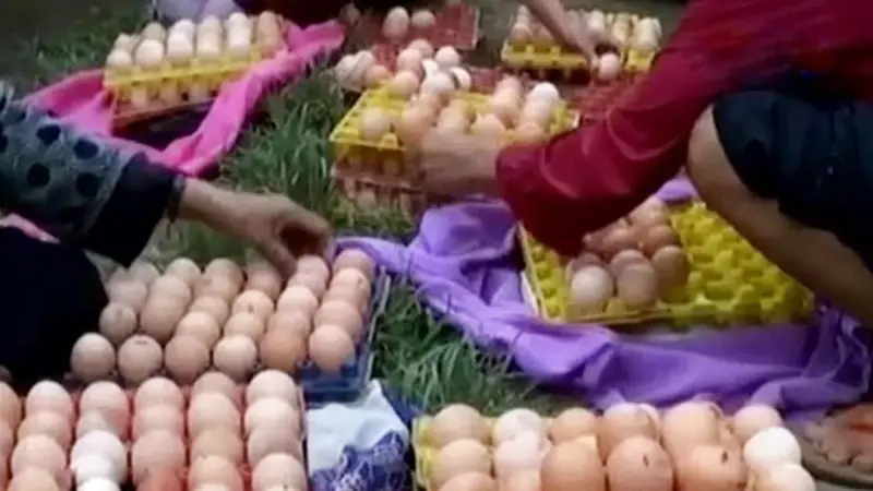 Harga Kebutuhan Melambung, Warga Terpaksa Beli Telur Pecah