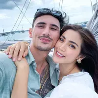 Kejadian kurang mengenakkan sedang menimpa artis Jessica Iskandar. Ibu dua anak ini mengaku baru saja ditipu oleh rekan bisnisnya dan mengalami kerugian hampir  Rp 10 miliar. Namun demikian, sang suami Vincent Verhaag selalu mendampinginya melalui masa-masa sulit ini. (Instagram/inijedar)