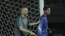 Kiper Indonesia, Satria Tama, bersama pelatih kiper, Eduardo Perez Moran saat latihan jelang laga melawan Fiji di Stadion Patriot, Bekasi, Kamis, (31/8/2017). Indonesia akan menjalani laga Persahabatan melawan Fiji. (Bola.com/M. Iqbal Ichsan)