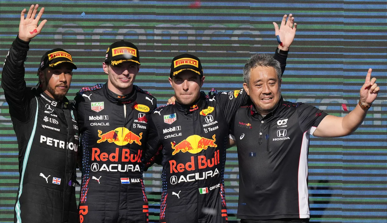 Tim Red Bull Racing juga sukses menambah poin di klasemen konstruktor setelah Sergio Perez finish di urutan ketiga. Hasil tersebut membuat Red Bull sukses menipiskan 23 poin dari sang pemuncak klasemen, Mercedes. (AP/Nick Didlick)