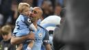 Bek Manchester City, Pablo Zabaleta, menggendong anaknya usai pertandingan Liga Inggris melawan West Bromwich Albion di Stadion Etihad, Selasa, (16/05/2017). Zabaleta resmi pamit dari klub Manchester City. (AFP/Paul Ellis)