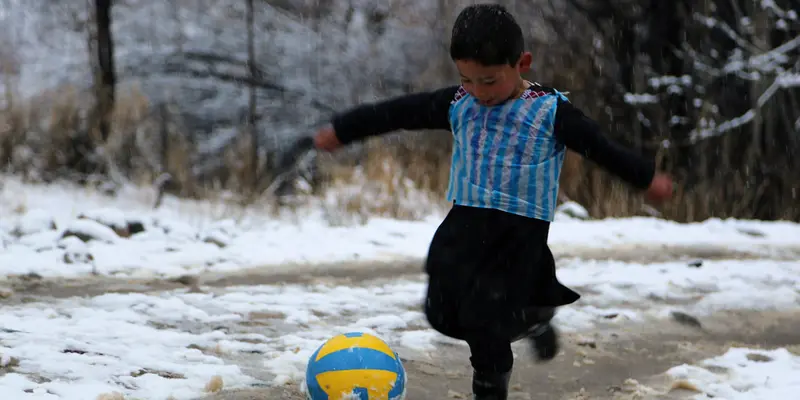 20160129-Ini Bocah Pemakai Jersey Kresek Messi-Afghanistan