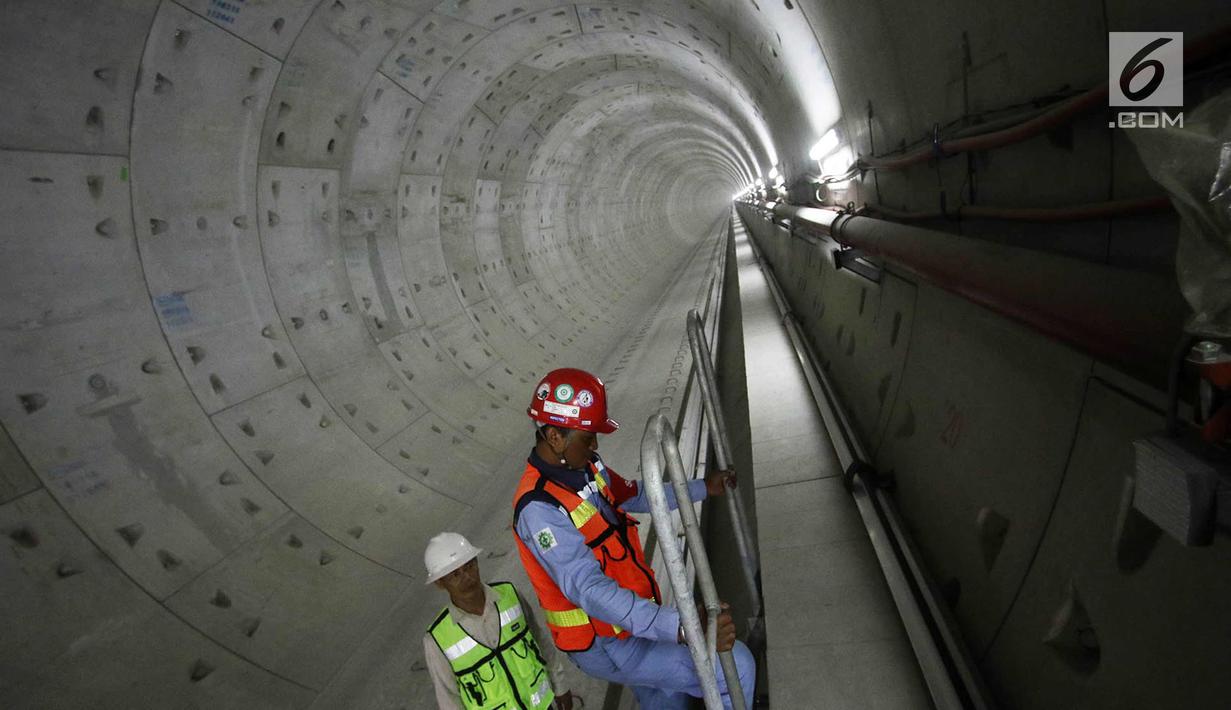 Pekerja menyelesaikan pembangunan proyek Mass Rapid Transit (MRT) di Jakarta, Kamis (19/10). Pembangunan MRT fase 1 (Lebak Bulus-Bundaran HI) ditargetkan pada akhir 2017 mencapai 90 persen. (Liputan6.com/Immanuel Antonius)