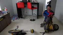 Jahn Fredy Duque menyiapkan kostum Spiderman Bogota, Kolombia, Senin (24/4). Duque mencari nafkah dengan melakukan atraksi layaknya Spiderman di jalanan Bogota. (AFP Photo/RAUL ARBOLEDA)