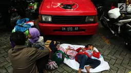 Peserta mudik gratis beristirahat di Kantor DPP PDIP, Jakarta, Selasa (12/6). Para peserta mudik gratis diberangkatkan dengan menggunakan 143 bus. (Liputan6.com/JohanTallo)