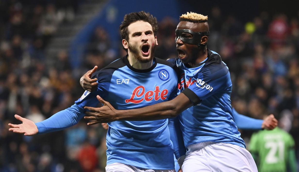 Selebrasi pemain Napoli, Khvicha Kvaratskhelia (kiri) dan Victor Osimhen setelah berhasil mengalahkan tuan rumah Sassuolo dalam pertandingan pekan ke-23 Liga Italia 2022/2023 yang berlangsung di Mapei Stadium, Sabtu (18/2/2023). (AP/LaPresse/Massimo Paolone)