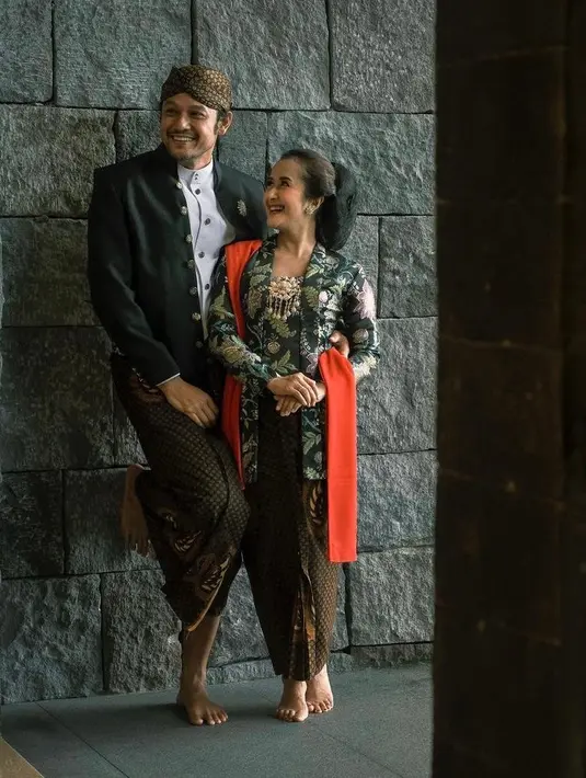 Bintang film “Bebas” ini melengkapi penampilannya dengan riasan dan konde yang membuatnya memancarkan kecantikan wanita pribumi. (Instagram/widimulia).